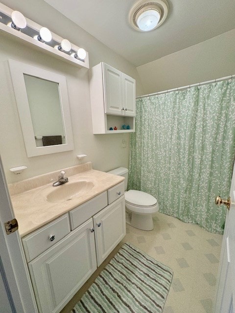 full bathroom featuring a shower with curtain, visible vents, vanity, and toilet