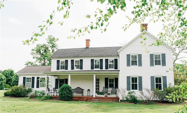 view of front of property featuring a front lawn and a porch