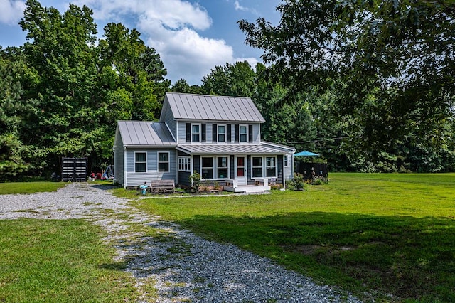 view of front of property featuring a front lawn