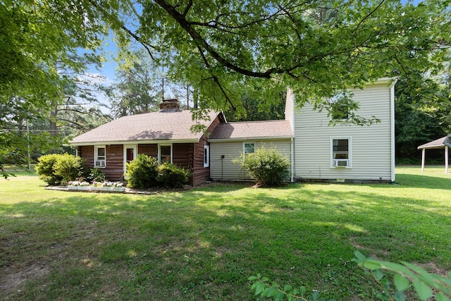 view of front of property featuring a front lawn