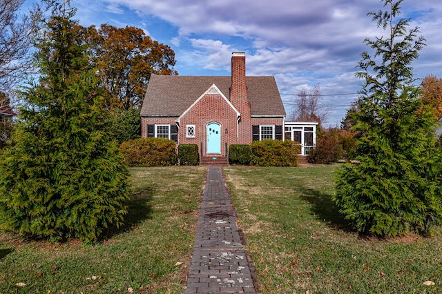 view of front facade featuring a front lawn