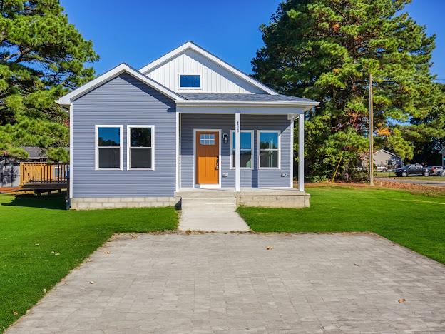 view of front of house with a porch and a front yard