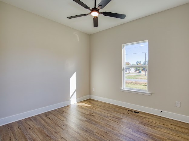 unfurnished room with light hardwood / wood-style floors and ceiling fan