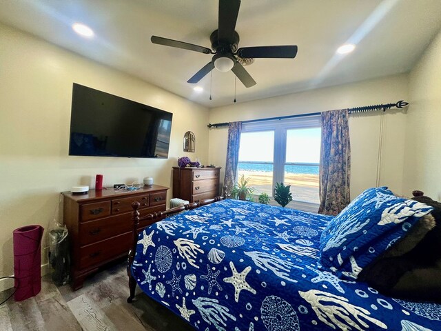 bedroom featuring a closet, light hardwood / wood-style flooring, and ceiling fan