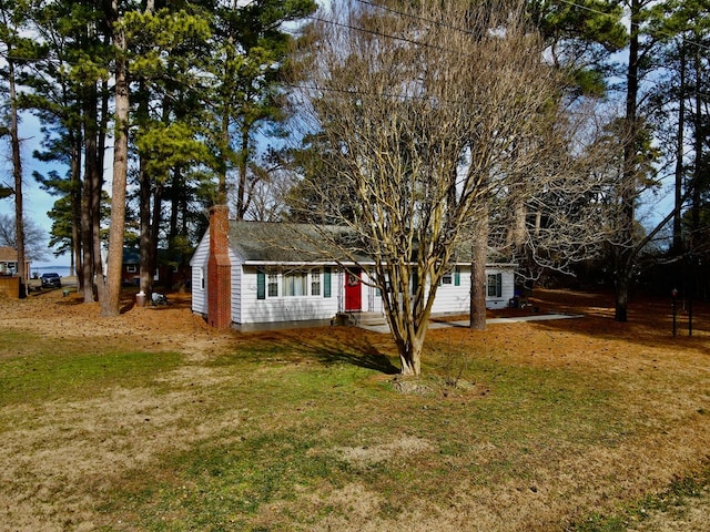 view of front of home featuring a front yard