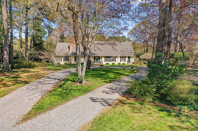 view of front of house featuring driveway and a front lawn