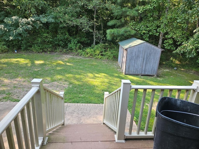 view of yard featuring a storage shed