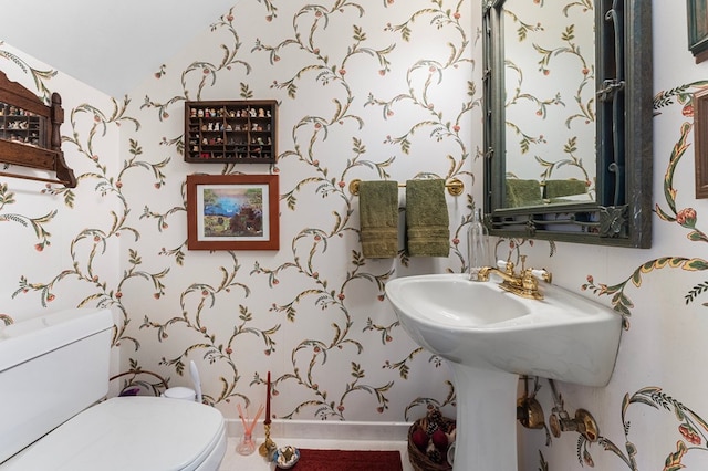 326 Coppedge Farm Rd, White Stone, VA 22578 - half bath featuring toilet, vaulted ceiling, baseboards, and wallpapered walls