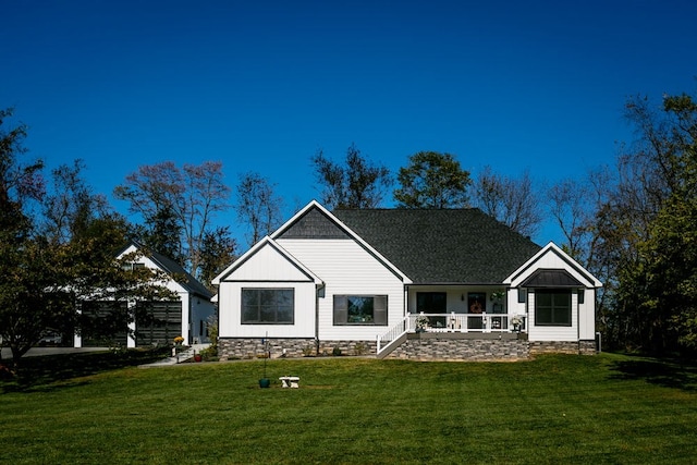 view of front facade featuring a porch and a front lawn