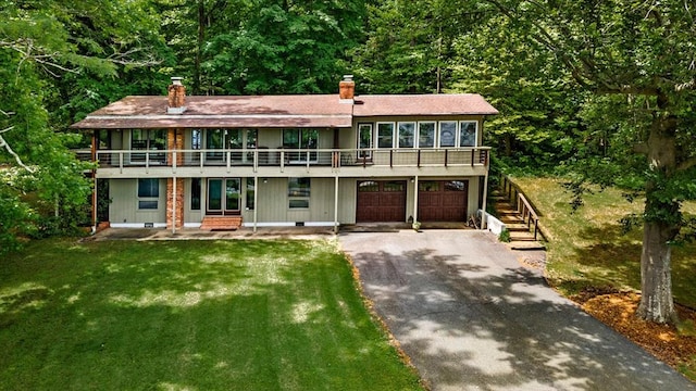 view of front facade featuring a front lawn and a garage