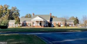 view of front of house featuring a front lawn