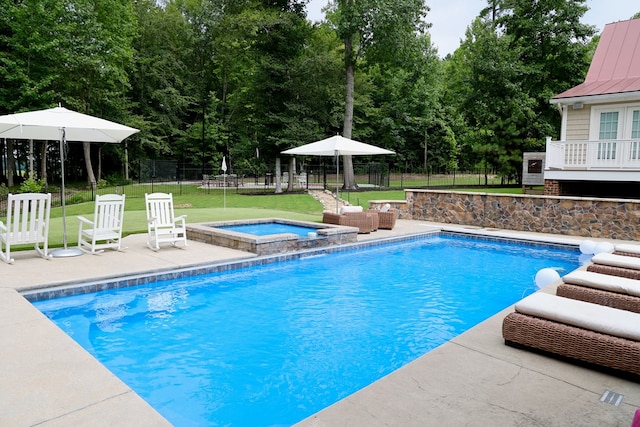 view of pool featuring a patio area, a yard, and an in ground hot tub