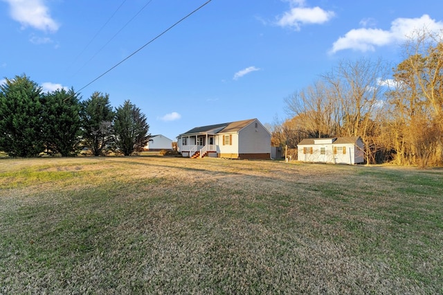 view of yard featuring a storage shed