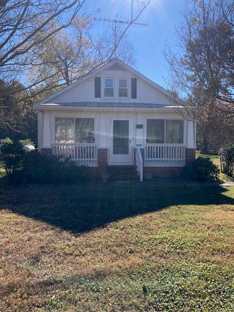 view of front of home featuring a front yard