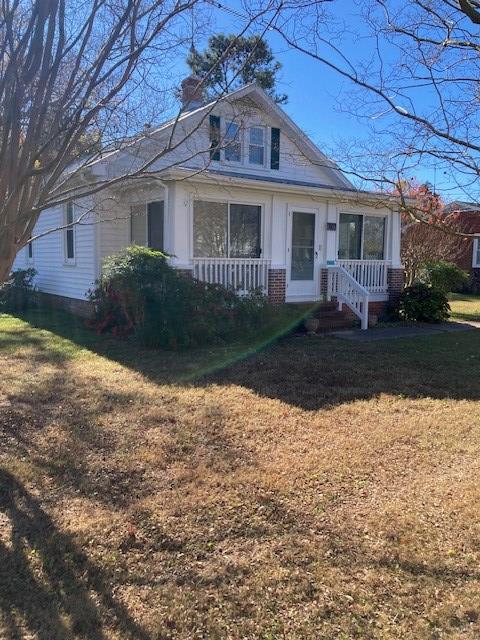 view of front of property with a front lawn