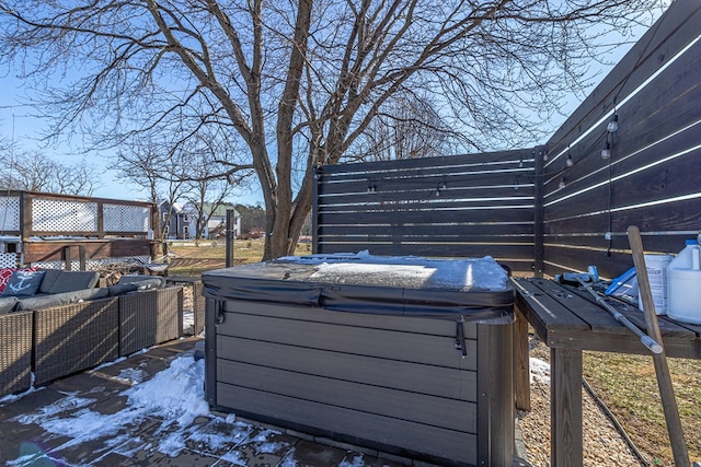 view of yard featuring a hot tub