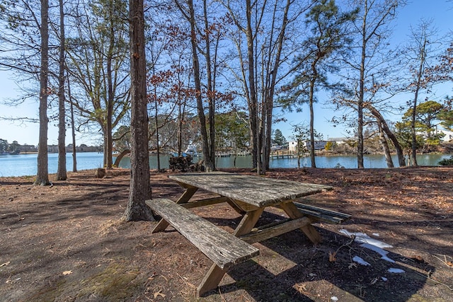 view of yard featuring a water view