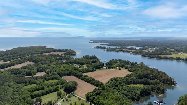 670 Hardings Wharf Dr, Kilmarnock, VA 22482