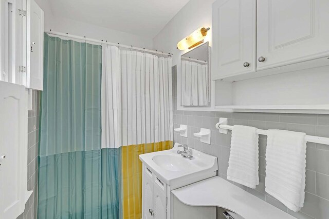 94 Arcadia Dr, Newport News, VA 23608 - full bathroom featuring vanity, curtained shower, and tile walls