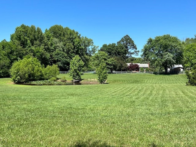 view of yard featuring a rural view