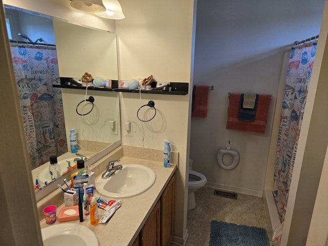 bathroom with a shower with curtain, vanity, and toilet