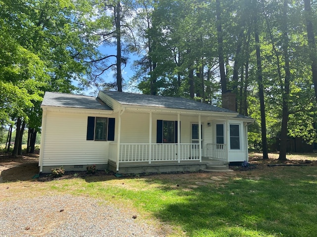 single story home with a front lawn and covered porch