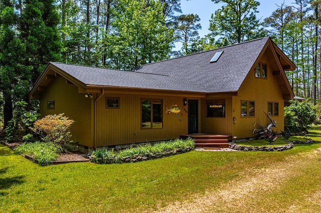 view of front of house with a front lawn