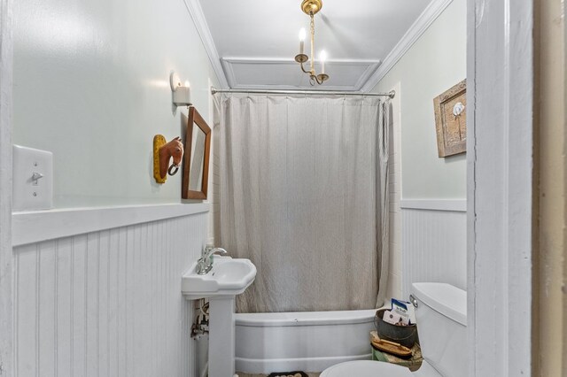 full bath with crown molding, shower / tub combo with curtain, toilet, a sink, and wainscoting