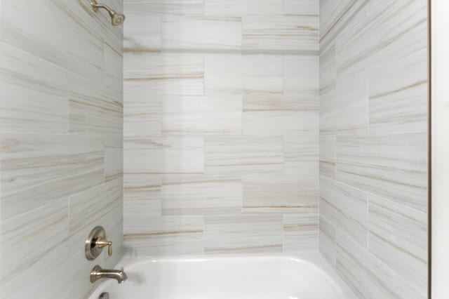 bathroom featuring tiled shower / bath combo