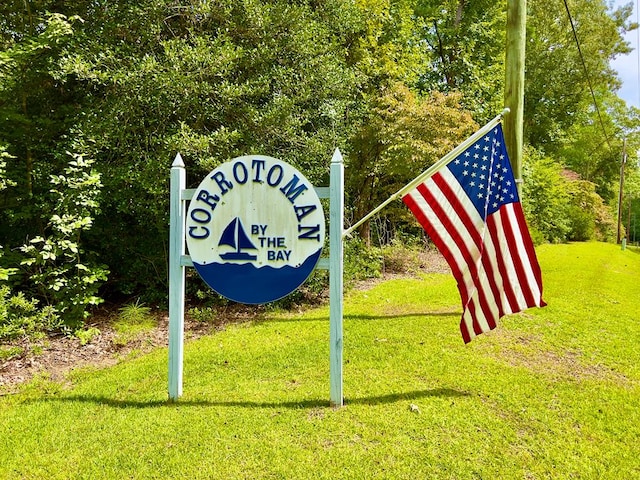 community / neighborhood sign featuring a yard