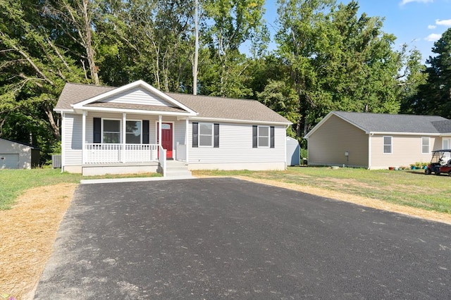 view of front facade featuring a front lawn and a porch