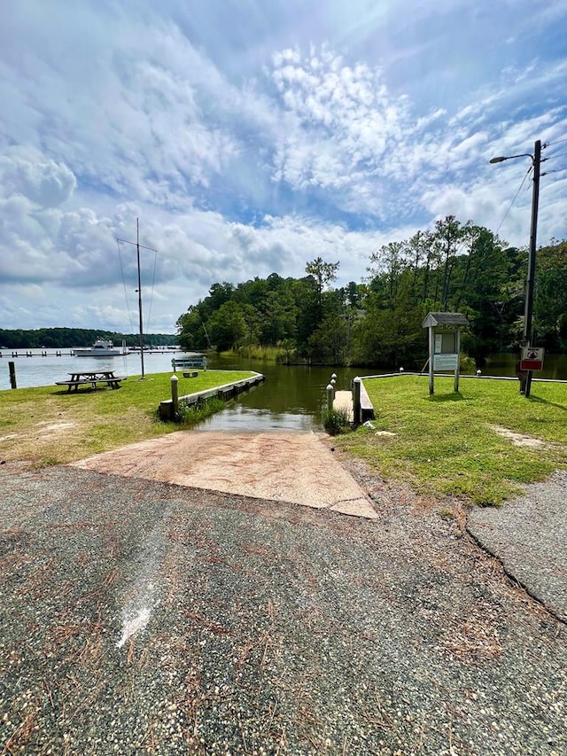 view of yard featuring a water view