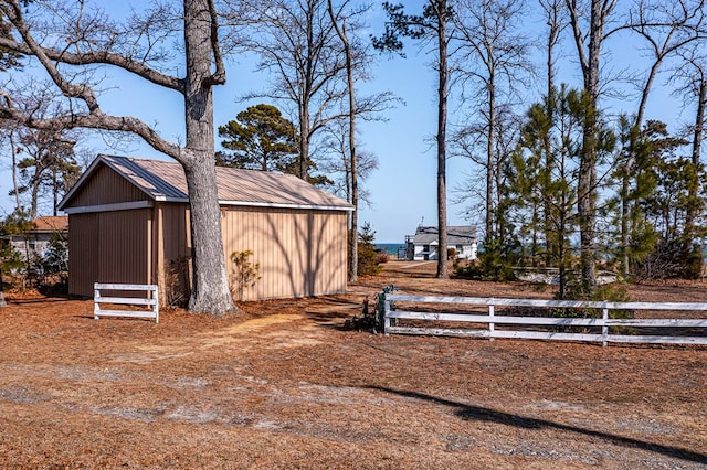 view of yard featuring an outbuilding