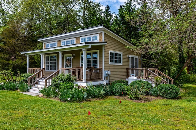 view of front facade featuring a porch and a front yard