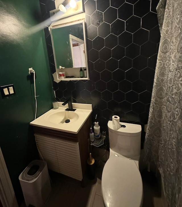 bathroom featuring vanity, a shower with shower curtain, toilet, and backsplash