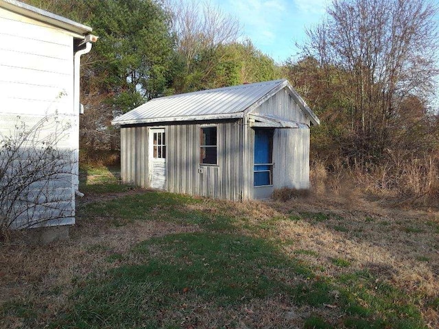 view of outdoor structure with an outbuilding