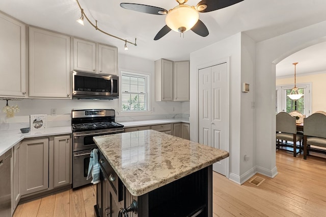 586 Kingscote Dr, Lottsburg, VA 22511 - kitchen featuring stainless steel appliances, arched walkways, a ceiling fan, and light wood finished floors