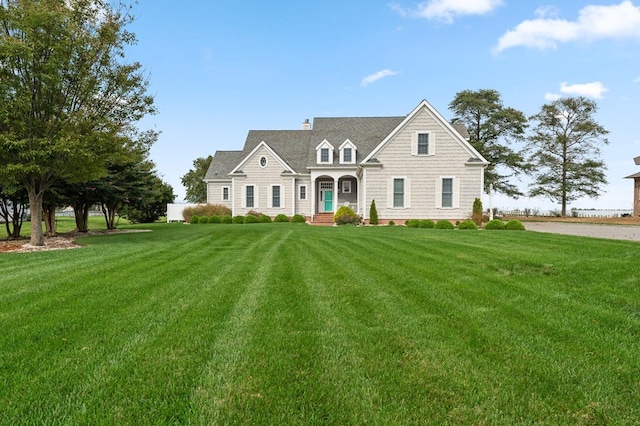 view of front facade featuring a front lawn