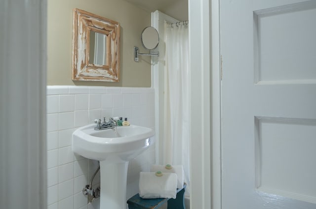 bathroom featuring sink