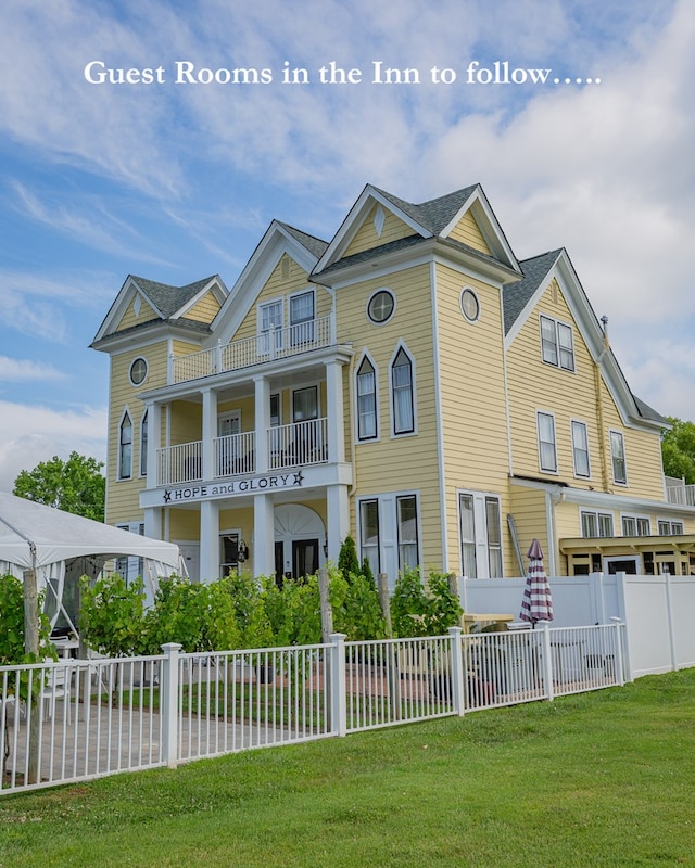 view of front facade featuring a front lawn