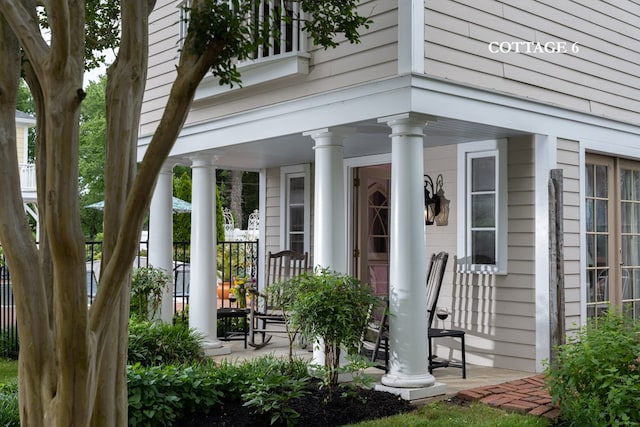 property entrance featuring a porch