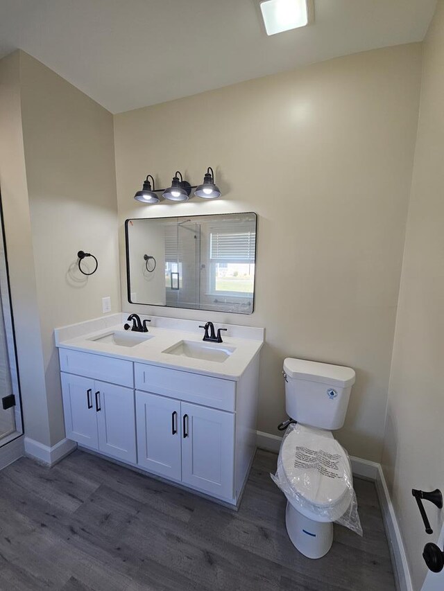 empty room featuring light hardwood / wood-style floors and ceiling fan