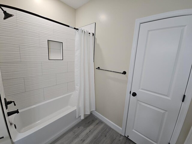 bathroom featuring tiled shower / bath