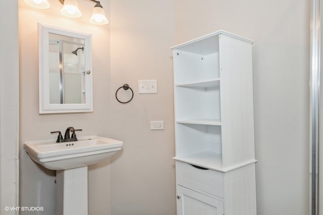 bathroom featuring sink