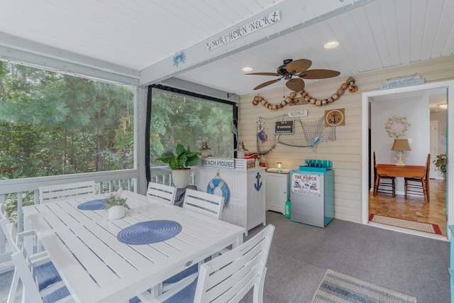 sunroom with ceiling fan