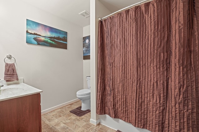 full bathroom with visible vents, shower / bathtub combination with curtain, toilet, vanity, and baseboards