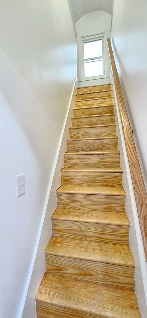 7626 Richmond Rd, Warsaw, VA 22572 - stairs with lofted ceiling