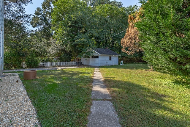 view of yard featuring an outbuilding