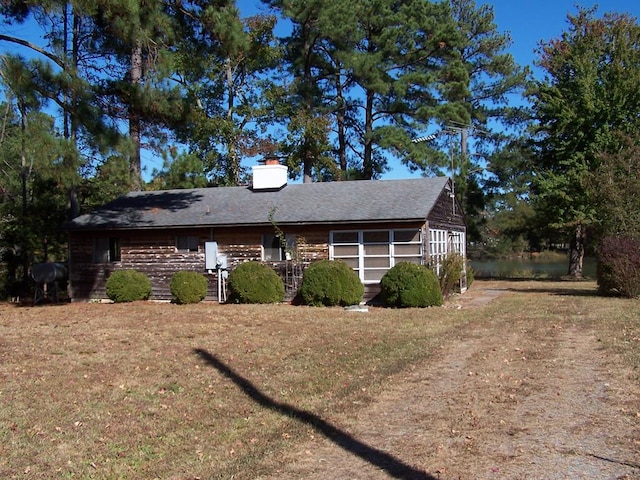 view of front of house featuring a front lawn