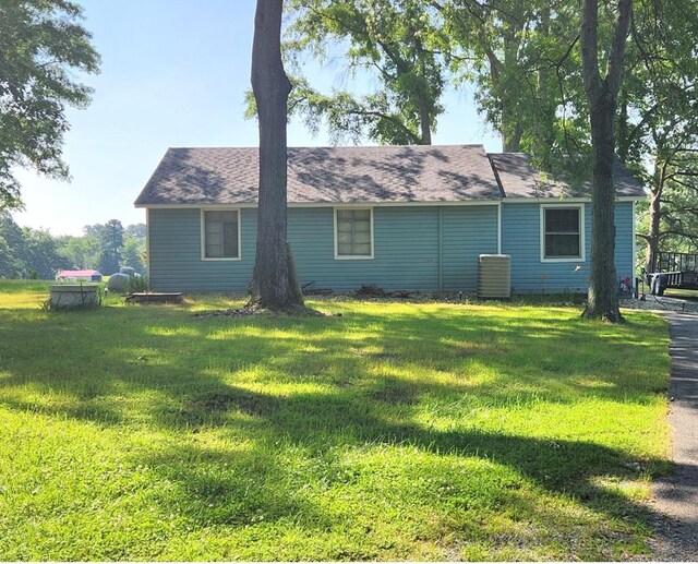 237 Hickory Ln, Reedville, VA 22539 - view of side of home with a lawn